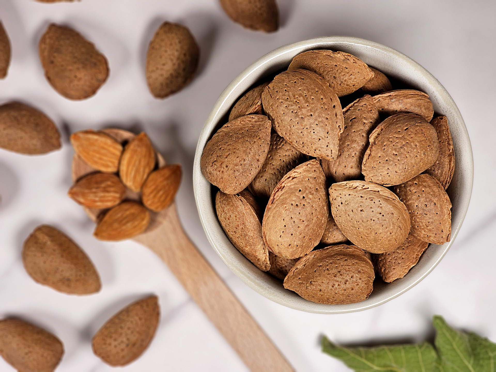 mandorle con guscio e sgusciate pronte per la conservazione